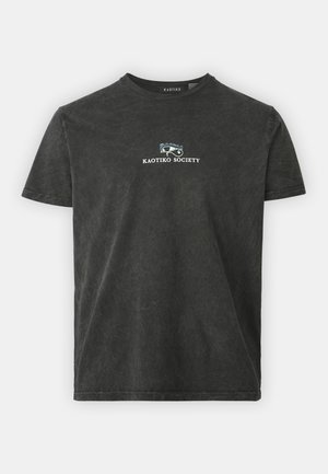 T-shirt noir à manches courtes avec col rond, présentant une texture usée et un logo blanc et bleu indiquant "KAOTIKO SOCIETY".