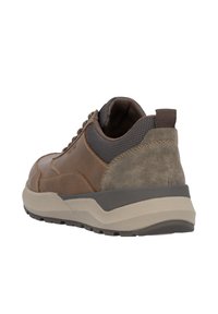 Baskets en cuir marron avec un talon texturé gris, une doublure en maille grise et une semelle en gomme beige avec une légère élévation.