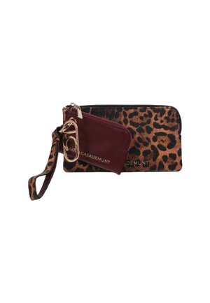 Portafoglio con stampa leopardata e porta carte color bordeaux. Presenta una chiusura con zip, un manico da polso e dettagli metallici. Esterno in tessuto testurizzato.