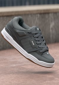 Globe FUSION Skateschoenen charcoal/white/grijs