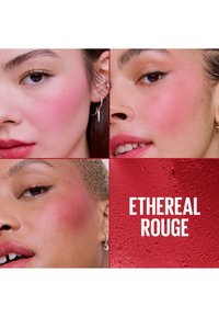 Trois visages divers avec un fard rose sur les joues dans un collage à côté d'un fond texturé rouge intitulé « Ethereal Rouge ».