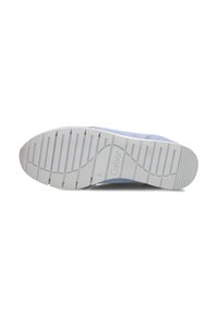 Lichtblauwe sneaker met een gestructureerde bovenkant en een flexibele grijze rubberen zool met duidelijke tredes en het merklogo "Gabor."