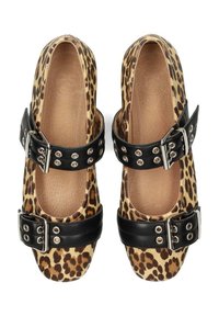 Zapatos de plataforma con estampado de leopardo, tiras de cuero negro, herrajes de plata y acentos de hebilla. Suela plana con plantilla texturizada para mayor agarre.