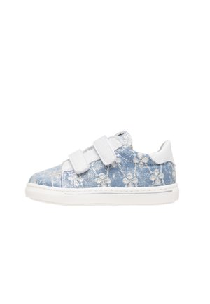 Barns blå denim sneaker med hvid blomsterbroderi, hvide velcrobånd og hvid gummisål, vist fra siden.