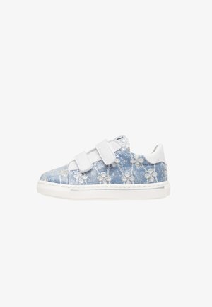 Barns blå denim sneaker med hvid blomsterbroderi, hvide velcrobånd og hvid gummisål, vist fra siden.