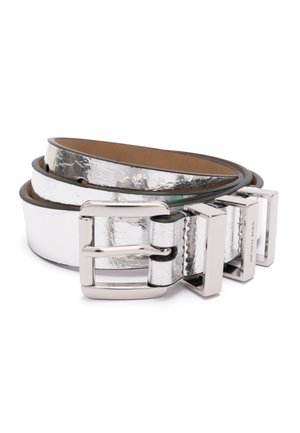 Zwijany metaliczny srebrny skórzany pasek z prostokątną srebrną klamrą i pasującymi pętlami na białym tle.