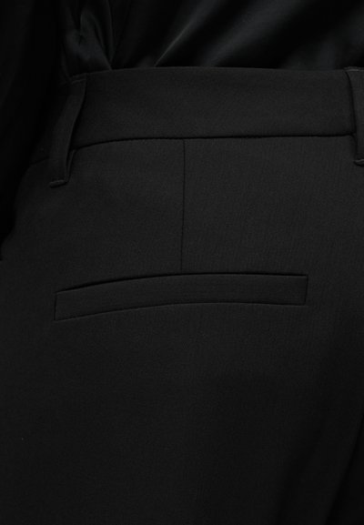 Μαύρο παντελόνι με λεία υφή υφάσματος, επίπεδη πίσω τσέπη και ραμμένη εφαρμογή για μια κομψή εμφάνιση.