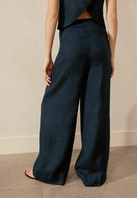 Next 100% LINEN BUTTON WIDE LEG TROUSERS  - REGULAR FIT - Auduma bikses - navy blue