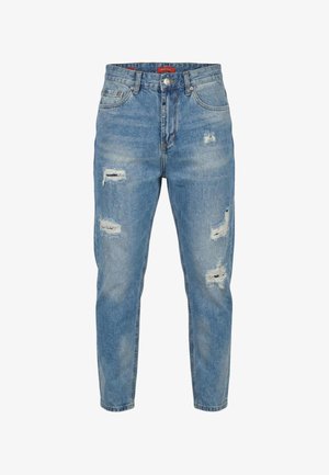 Vaqueros de mezclilla azul claro de talle alto con cierre de botones, cinco bolsillos, perneras estrechas y parches desgastados en los muslos y las rodillas.