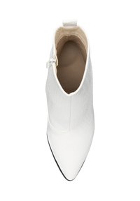 Stivaletto bianco con motivo coccodrillo, punta affusolata, chiusura con zip e rivestimento interno beige. Texture liscia con design elegante.