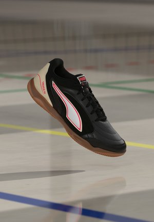 Puma, TRUCO IV - Μπότες ποδοσφαίρου για σταθερό έδαφος - black/ultra red/white