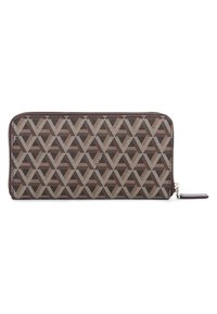 Portefeuille zippé marron avec un motif géométrique de triangles en beige et marron foncé. Tissu texturé et accents en cuir. Forme rectangulaire compacte.