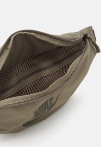 Nike Sportswear HERITAGE WAISTPACK UNISEX - Bolsa de cintura - matte olive