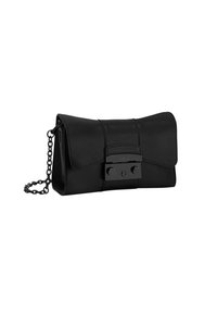 Schwarze Lederclutch mit einem gefalteten Design, einer Kettenriemen und dekorativen Details, die aus zwei runden Knöpfen und einem geprägten Logo-Detail bestehen.