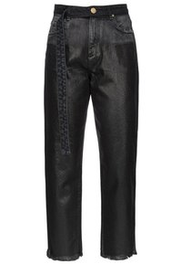 Jeans de mezclilla negra con un acabado brillante, que cuentan con una correa de tela desmontable, cinco bolsillos y un dobladillo sin terminar en el tobillo.
