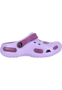 Zoccolo violaceo chiaro con una fascia viola, fori di ventilazione e una finitura scintillante. Progettato per il comfort con un materiale resistente e flessibile.