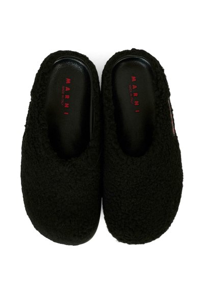 Pantoufles noires à enfiler fabriquées en tissu texturé avec une finition duveteuse. L'intérieur dispose d'une doublure en cuir noir, avec "MARNI MADE IN ITALY" imprimé en rouge.