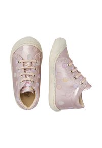 Baskets métalliques roses avec semelles blanches, dotées d'un design à lacets et de motifs colorés à pois. Texture lisse et forme de bout arrondi.