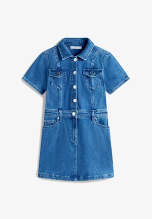 Κοντό μπλε φόρεμα από τζιν με κοντά μανίκια, κουμπιά στο μπροστινό μέρος, γιακά, τσέπες στο στήθος και θηλιές για ζώνη σε λευκό φόντο.