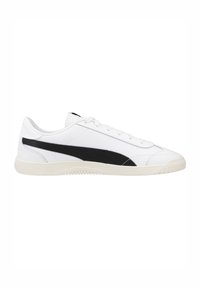 Zapatillas blancas de cuero suave con un detalle de goma negra y cordones. Presentan una punta redondeada y una suela texturizada.