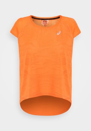 Orange atletisk skjorte med korte ærmer, rund halsudskæring og en lidt længere bagstykke; har et struktureret mønster og trykt logo.