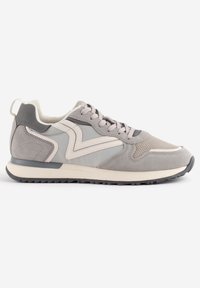 Baskets de sport grises en suede et mesh, avec une bande accent blanche, des lacets ronds et une semelle en caoutchouc texturée.