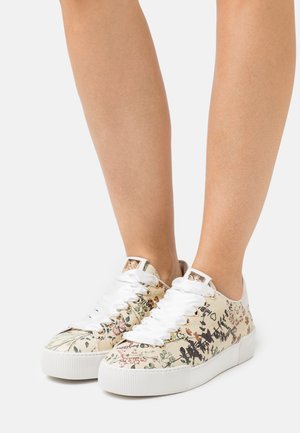 Sneaker mit floralem Muster in Creme und Beige, weißen Schnürsenkeln, goldfarbenen Hardware-Akzenten und einer strukturierten Gummisohle.