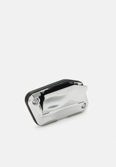 Carter de metal argintiu cu un design rectangular elegant, având un capac curbat cu balama și o bază texturată neagră pentru aderență.