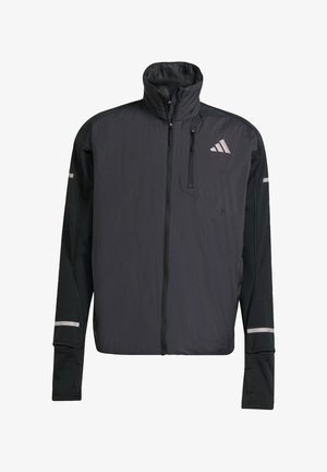 Svart långärmad sportjacka med framdragkedja, hög krage, dragkedjeförsedd bröstficka och reflekterande Adidas-logotyp på övre vänstra sidan.