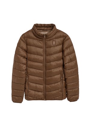 Chaqueta acolchada marrón con un cuello alto, diseño acolchado, cremallera frontal y un parche de logo en el pecho. Cuenta con bolsillos laterales.