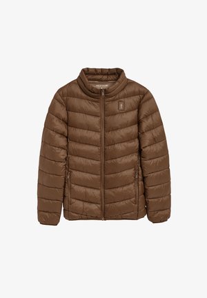 Bruine pufferjack met een hoge kraag, gewatteerd ontwerp, een ritssluiting aan de voorkant en een logo-opdruk op de borst. Heeft zijzakken.