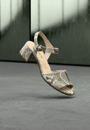 Hælket sandal i slangeprint med åben tå, ankelrem med en rund spænde og et tekstureret gråt og beige design.