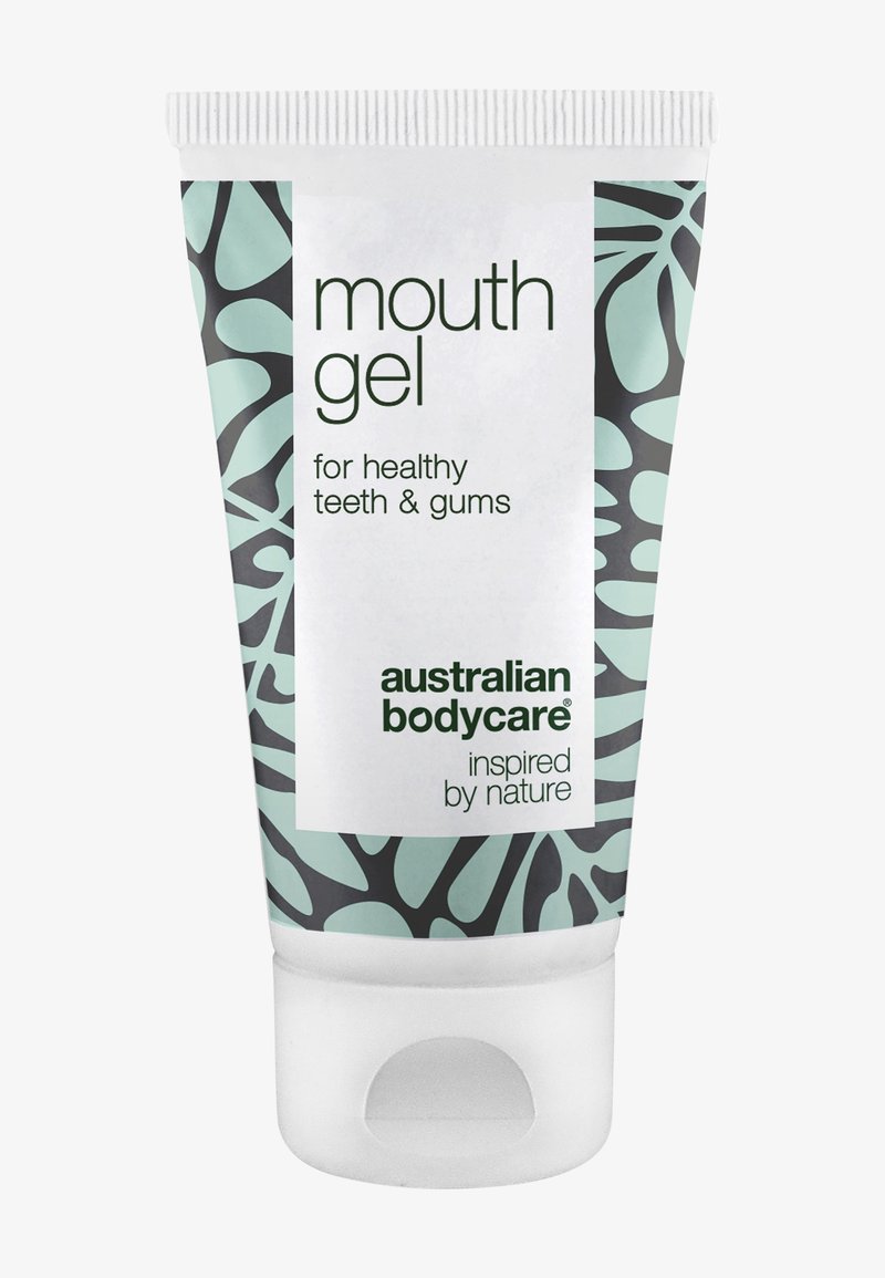 Rør med Australian Bodycare mundgel for sunde tænder og tandkød med grønt og sort bladmotiv på hvid baggrund.