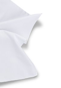 Tessuto di cotone bianco, texture liscia, bordi piegati e design pulito. Leggero con un aspetto nitido e senza motivi o accenti visibili.