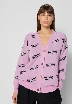 Roze cardigan met een V-hals, voorzien van een zwart "BIZUU" logo patroon en vijf gouden knopen. Zachte gebreide stof met lange mouwen.