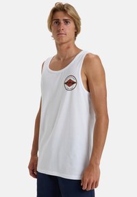White cotton tank top featuring a round neckline and a logo with waves in red and gold, situated on the left chest area.