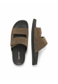 Sandali in suede marrone con due chiusure a strappo ampie, punta aperta e suola nera testurizzata. Logo del marchio visibile sulla soletta.