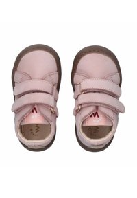 Roze leren peuterschoenen met twee klittenbandbandjes, ronde neus en bruine rubberen zolen. Binnenin is een gedrukt logo en een gevoerde binnenvoering te zien.