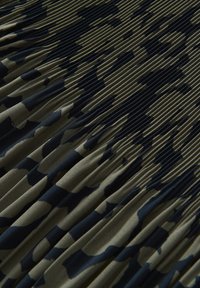 Abito in tessuto plissettato con una base verde oliva e motivi irregolari blu navy, caratterizzato da una texture morbida e pieghe verticali su tutta la superficie.