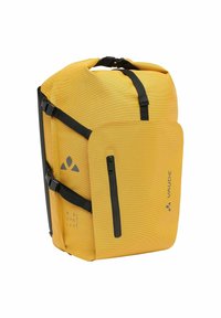 Zaino giallo in materiale riciclato con design a roll-top, spallacci neri e tasca frontale con zip dotata del logo del marchio.