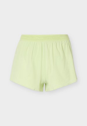 Pantaloni scurți largi de culoare verde deschis, cu talie elastică lată și ușoare pliuri, văzuți din față pe un fundal simplu alb.