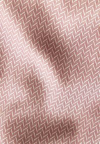 Leichter Stoff mit einem Fischgrätmuster in sanftem Rosa und Creme. Die Textur wirkt glatt mit dezentem Glanz und gleichmäßigen diagonalen Linien.