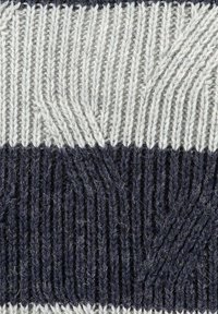Strickstoff mit horizontalen Streifen in dunkelblau, hellgrau und weiß. Strukturiertes Muster mit erhabenen Stichen, weich und warm im Aussehen.