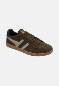 Sneaker in suede marrone con strisce beige, suola in gomma e tacco in pelle nera. Presenta punta tonda e lacci piatti. Logo sulla linguetta.