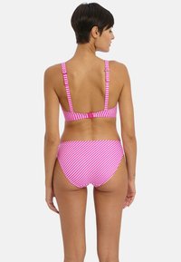 Gestreept roze bikini set met een cropped top en bijpassende hooggemarkeerde onderkant. Bevat verstelbare bandjes en een zachte, gladde textuur.