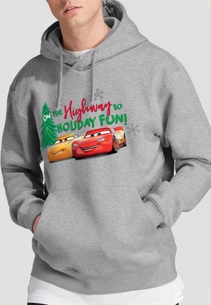 Grauer Hoodie mit einem Grafikdesign, das zwei Cartoon-Autos, einen Weihnachtsbaum und den Text "AUF DER Autobahn zum FESTLICHEN SPASS!" in bunten Buchstaben zeigt.