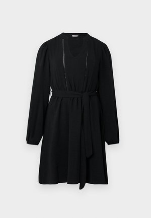 Mustana mekko, jossa on pitkät hihat, v-pääntie, joustava vyötärö ja kangasvyö. Edessä pystysuora ommelkoristelu.