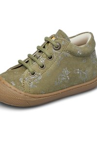 Zapatillas de ante verde oliva con acentos blancos estampados, punta redonda, cordones en la parte delantera y suela de goma texturizada.