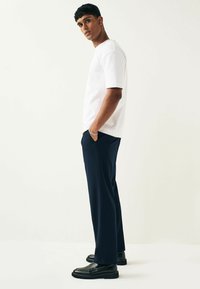Next RELAXED FIT JOGGER STRETCH - Nadrágok - navy blue