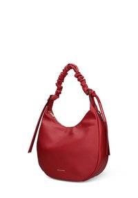 Sac à main en cuir rouge à forme souple, avec une poignée froncée et une fermeture éclair. Présente une finition texturée subtile et des accents en métal doré.